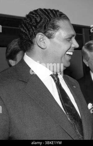 Maynard Jackson (1938-2003), primo sindaco nero di Atlanta, in un incontro con il presidente Bill Clinton e altri il 19 marzo 1993, riguardante i Giochi olimpici centenari che si sarebbero tenuti ad Atlanta, Georgia, nell'estate del 1996. (USA) Foto Stock