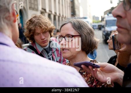 Julia von Blumenthal, Praesidentin der Humboldt Universitaet, waehrend der Raeumung der Sozialwissenschaftlichen Instituts von 'pro-palaestinensischen Foto Stock