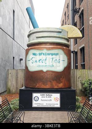 Il più grande tè dolce del mondo a Summerville, Gerogia, un monumento da 2.524 litri dedicato alla bevanda preferita del sud. Foto Stock