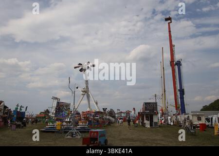 Apre la fiera del divertimento Newcastle Hoppings, la più grande d'Europa. Gli Hoppings si tengono ogni anno nel mese di giugno al Town Moor di Newcastle. Newcastle upon Tyne, Regno Unito. 20 giugno 2025, credito: DEW/Alamy Live News Foto Stock