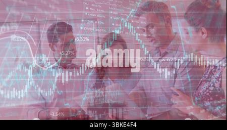 Professionisti che monitorano i dati di telefono e tablet in sala riunioni, con sovrapposizione di grafici di stock Foto Stock