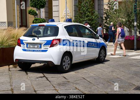 Olbia, Sardegna, Italia - 14 giugno 2025: Pattuglia della polizia locale di Olbia Sardegna, veicolo di polizia italiano *** Streifenwagen der polizia locale di Olbia Sardinien, italienisches Polizeifahrzeug Foto Stock