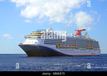 Carnival Legend Cruise Ship in the Caribbean C creato nel 03.29.2025 Foto Stock