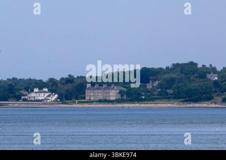 Belfast Lough, Holywood, Contea di Down, Irlanda del Nord, Regno Unito. 20 giugno 2025. Clima nel Regno Unito - caldo e umido nell'Irlanda del Nord con temperature intorno ai venti anni. Un po' più fresco sulla costa orientale, ma la gente si diverte sulla spiaggia di Holywood. Crediti: CAZIMB/Alamy Live News. Foto Stock