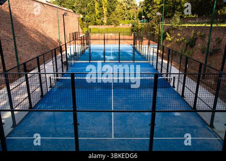 Belgrado, Serbia - 3 giugno 2025: Padel paddle all'aperto e campi da tennis con recinzione in vetro nel parco della fortezza di Kalemegdan, vista ad angolo alto Foto Stock