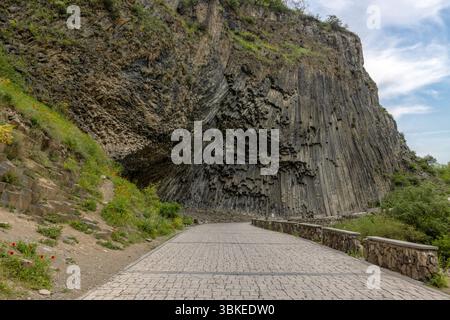 La Sinfonia delle pietre nella Gola di Garni presenta notevoli colonne di basalto, una testimonianza della storia vulcanica e geologica dell'Armenia. Foto Stock