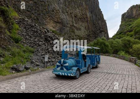 La Sinfonia delle pietre nella Gola di Garni presenta notevoli colonne di basalto, una testimonianza della storia vulcanica e geologica dell'Armenia. Foto Stock