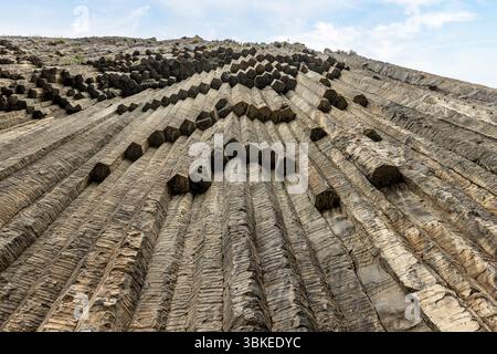 La Sinfonia delle pietre nella Gola di Garni presenta notevoli colonne di basalto, una testimonianza della storia vulcanica e geologica dell'Armenia. Foto Stock