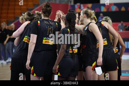 Brno, Repubblica Ceca. 20 giugno 2025. Le giocatrici dei Belgian Cats sono state illustrate all'inizio della seconda partita nella fase a gironi (gruppo C) tra Montenegro e la nazionale belga femminile "The Belgian Cats", a Brno, Repubblica Ceca, venerdì 20 giugno 2025, all'EuroBasket 2025 FIBA femminile. BELGA PHOTO VIRGINIE LEFOUR credito: Belga News Agency/Alamy Live News Foto Stock