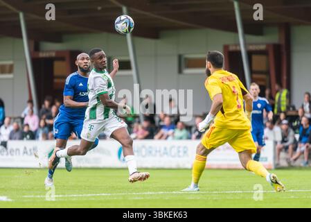 Kirchdorf-in-Tirol, Austria – 27 giugno 2023. L'ala del Ferencvaros Tosin Kehinde con il centroback del Qarabag Kevin Medina e il portiere Shahrudin Mahammada Foto Stock