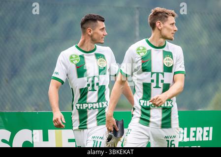 Kirchdorf-in-Tirol, Austria – 27 giugno 2023. I centrocampista Ferencvaros Amer Gojak e Kristoffer Zachariassen durante l'amichevole Qarabag Foto Stock