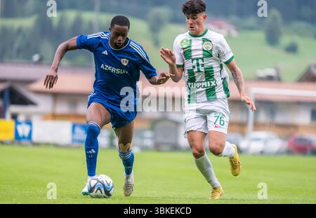 Kirchdorf-in-Tirol, Austria – 27 giugno 2023. L'ala del Qarabag Adama Diakhaby e il centrocampista del Ferencvaros Krisztian Lisztes durante il club internazionale Frie Foto Stock