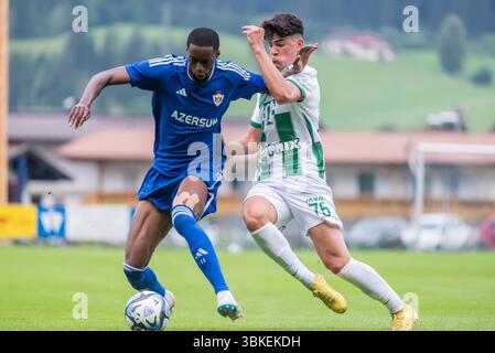 Kirchdorf-in-Tirol, Austria – 27 giugno 2023. L'ala del Qarabag Adama Diakhaby e il centrocampista del Ferencvaros Krisztian Lisztes durante il club internazionale Frie Foto Stock