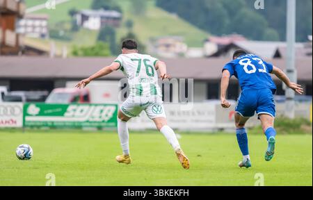Kirchdorf-in-Tirol, Austria – 27 giugno 2023. Il difensore del Qarabag Nihad Quliyev e il centrocampista del Ferencvaros Krisztian Lisztes durante il venerdì Foto Stock