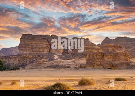 Viaggia lungo la splendida strada panoramica tra Riyad e Alula, attraverso un paesaggio di deserto di sabbia, formazioni rocciose e montagne, in Arabia Saudita Foto Stock