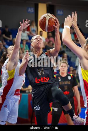 Brno, Repubblica Ceca. 20 giugno 2025. La belga Julie Allemand combatte per il pallone durante la seconda partita nella fase a gironi (gruppo C) tra Montenegro e la nazionale belga femminile "The Belgian Cats", a Brno, Repubblica Ceca, venerdì 20 giugno 2025, all'EuroBasket 2025 FIBA femminile. BELGA PHOTO VIRGINIE LEFOUR credito: Belga News Agency/Alamy Live News Foto Stock