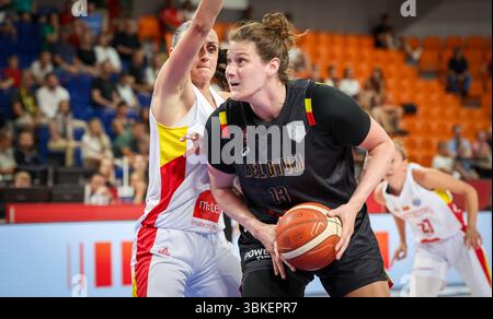 Brno, Repubblica Ceca. 20 giugno 2025. La belga Kyara Linskens combatte per il pallone durante la seconda partita nella fase a gironi (gruppo C) tra Montenegro e la nazionale belga femminile "The Belgian Cats", a Brno, Repubblica Ceca, venerdì 20 giugno 2025, all'EuroBasket 2025 FIBA femminile. BELGA PHOTO VIRGINIE LEFOUR credito: Belga News Agency/Alamy Live News Foto Stock