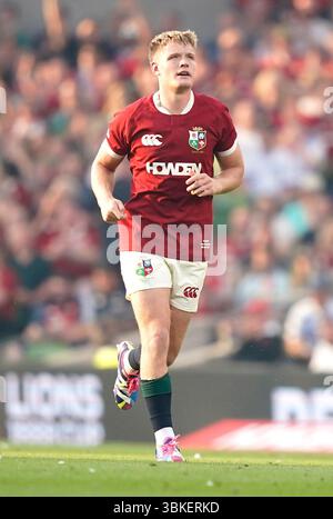 Fin Smith dei Lions inglesi e irlandesi dopo aver segnato un calcio di rigore durante la partita della Lions 1888 Cup all'Aviva Stadium di Dublino, Irlanda. Data foto: Venerdì 20 giugno 2025. Foto Stock