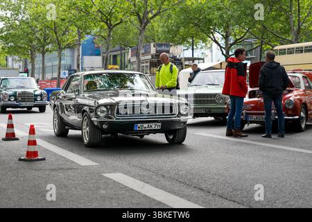 BERLINO – 10 MAGGIO 2025: Auto elettrica americana d'epoca Ford Mustang, 1967, per strada. Classic Days Berlin. Foto Stock