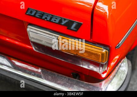 BERLINO - 10 MAGGIO 2025: Primo piano del distintivo posteriore e delle luci di posizione posteriori della Volkswagen Derby d'epoca, 1977, al Classic Days Berlin. Foto Stock