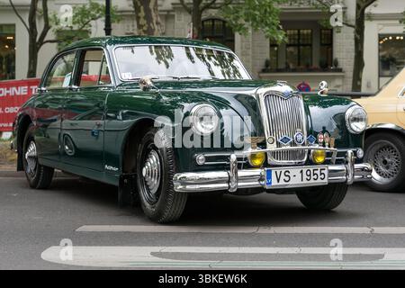BERLINO – 10 MAGGIO 2025: Classica auto full-size britannica Riley Pathfinder, 1955, in mostra al Classic Days Berlin. Foto Stock