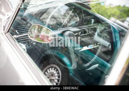 BERLINO – 10 MAGGIO 2025: Vista interna dalla finestra laterale della classica Citroen DS23 con riflessi in vetro. Mostra Classic Days Berlin. Foto Stock