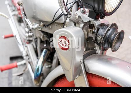 BERLINO – 10 MAGGIO 2025: Dettaglio ravvicinato della rara moto Opel Motoclub 500SS (1928) alla mostra Classic Days Berlin. Ingegneria tedesca d'epoca. Foto Stock