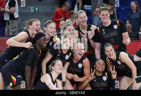 Brno, Repubblica Ceca. 20 giugno 2025. Le giocatrici dei Belgian Cats festeggiano dopo aver vinto la seconda partita nella fase a gironi (gruppo C) tra Montenegro e la nazionale belga femminile "The Belgian Cats", a Brno, Repubblica Ceca, venerdì 20 giugno 2025, all'EuroBasket 2025 FIBA femminile. BELGA PHOTO VIRGINIE LEFOUR credito: Belga News Agency/Alamy Live News Foto Stock