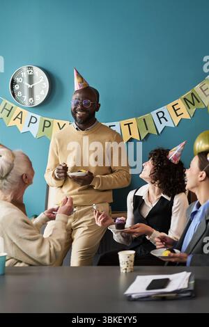 Gruppo multietnico di adulti di mezza età e anziani che celebrano il pensionamento Foto Stock