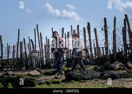 28 anni dopo (2025) Aaron Taylor-Johnson nel ruolo di Jamie Ralph Fiennes nel ruolo di Dr. Ian Kelson *Filmstill - solo uso editoriale* CAP/PLF fornito da Capital Pictur Foto Stock