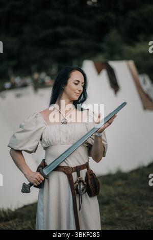 Black-haired Female Warrior with Sword a Utgard 2024 a Partizánska Ľupča Foto Stock