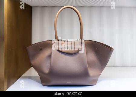 Londra, Regno Unito, 15 maggio 2025, borse tote firmate da donna DeMellier. Foto Stock