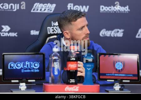 Buenos Aires, Argentina - 20 giugno 2025: Il calciatore spagnolo Iker Muniain annunciò ufficialmente il suo ritiro dal calcio professionistico durante una conferenza stampa tenutasi allo stadio Pedro Bidegain di San Lorenzo. L'ex stella dell'Athletic Bilbao ha ringraziato la dirigenza del club, i suoi compagni di squadra e i suoi tifosi per averlo supportato nell'ultimo capitolo della sua carriera, che termina nella squadra argentina. Visibilmente commosso, Muniain parlò con affetto del club e disse che stava "partendo con la maglia tatuata sulla sua anima". FOTO: AGENZIA UNAR/ ALAMY NEWS Foto Stock