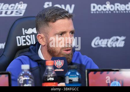 Buenos Aires, Argentina - 20 giugno 2025: Il calciatore spagnolo Iker Muniain annunciò ufficialmente il suo ritiro dal calcio professionistico durante una conferenza stampa tenutasi allo stadio Pedro Bidegain di San Lorenzo. L'ex stella dell'Athletic Bilbao ha ringraziato la dirigenza del club, i suoi compagni di squadra e i suoi tifosi per averlo supportato nell'ultimo capitolo della sua carriera, che termina nella squadra argentina. Visibilmente commosso, Muniain parlò con affetto del club e disse che stava "partendo con la maglia tatuata sulla sua anima". FOTO: AGENZIA UNAR/ ALAMY NEWS Foto Stock