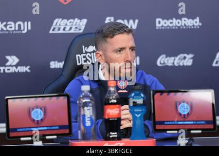 Buenos Aires, Argentina - 20 giugno 2025: Il calciatore spagnolo Iker Muniain annunciò ufficialmente il suo ritiro dal calcio professionistico durante una conferenza stampa tenutasi allo stadio Pedro Bidegain di San Lorenzo. L'ex stella dell'Athletic Bilbao ha ringraziato la dirigenza del club, i suoi compagni di squadra e i suoi tifosi per averlo supportato nell'ultimo capitolo della sua carriera, che termina nella squadra argentina. Visibilmente commosso, Muniain parlò con affetto del club e disse che stava "partendo con la maglia tatuata sulla sua anima". FOTO: AGENZIA UNAR/ ALAMY NEWS Foto Stock