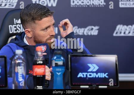 Buenos Aires, Argentina - 20 giugno 2025: Il calciatore spagnolo Iker Muniain annunciò ufficialmente il suo ritiro dal calcio professionistico durante una conferenza stampa tenutasi allo stadio Pedro Bidegain di San Lorenzo. L'ex stella dell'Athletic Bilbao ha ringraziato la dirigenza del club, i suoi compagni di squadra e i suoi tifosi per averlo supportato nell'ultimo capitolo della sua carriera, che termina nella squadra argentina. Visibilmente commosso, Muniain parlò con affetto del club e disse che stava "partendo con la maglia tatuata sulla sua anima". FOTO: AGENZIA UNAR/ ALAMY NEWS Foto Stock