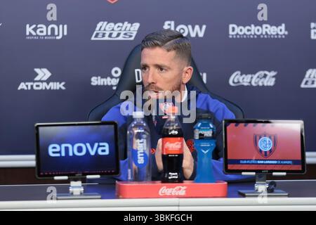 Buenos Aires, Argentina - 20 giugno 2025: Il calciatore spagnolo Iker Muniain annunciò ufficialmente il suo ritiro dal calcio professionistico durante una conferenza stampa tenutasi allo stadio Pedro Bidegain di San Lorenzo. L'ex stella dell'Athletic Bilbao ha ringraziato la dirigenza del club, i suoi compagni di squadra e i suoi tifosi per averlo supportato nell'ultimo capitolo della sua carriera, che termina nella squadra argentina. Visibilmente commosso, Muniain parlò con affetto del club e disse che stava "partendo con la maglia tatuata sulla sua anima". FOTO: AGENZIA UNAR/ ALAMY NEWS Foto Stock