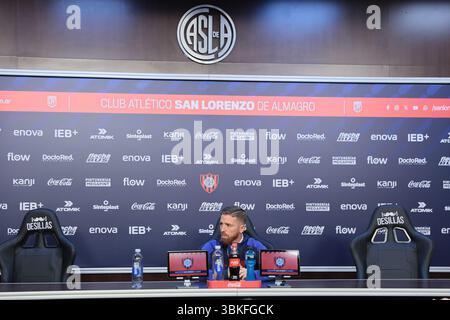 Buenos Aires, Argentina - 20 giugno 2025: Il calciatore spagnolo Iker Muniain annunciò ufficialmente il suo ritiro dal calcio professionistico durante una conferenza stampa tenutasi allo stadio Pedro Bidegain di San Lorenzo. L'ex stella dell'Athletic Bilbao ha ringraziato la dirigenza del club, i suoi compagni di squadra e i suoi tifosi per averlo supportato nell'ultimo capitolo della sua carriera, che termina nella squadra argentina. Visibilmente commosso, Muniain parlò con affetto del club e disse che stava "partendo con la maglia tatuata sulla sua anima". FOTO: AGENZIA UNAR/ ALAMY NEWS Foto Stock