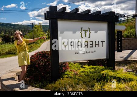 Firma presso il vigneto Therapy di Naramata nell'Okanagan, British Columbia, Canada Foto Stock