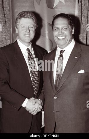 Il presidente Bill Clinton e il sindaco di Atlanta Maynard Jackson stringono la mano a una riunione del comitato olimpico il 19 marzo 1993, ad Atlanta, in Georgia, riguardante i prossimi Giochi olimpici del centenario estivo del 1996 che si terranno ad Atlanta. (USA) Foto Stock