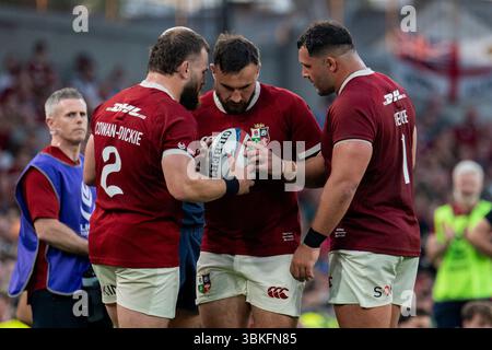 Dublino, Irlanda. 21 giugno 2025. Luke Cowan-Dickle of Lions parla con Ronan Kelleher dei Lions e Ellis Genge dei Lions durante la partita della Lions 1888 Cup tra i Lions inglesi e irlandesi e l'Argentina all'Aviva Stadium di Dublino, Irlanda, il 20 giugno 2025 (foto di Andrew SURMA/ credito: SIPA USA/Alamy Live News Foto Stock
