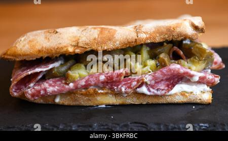 Ciabatta sandwich con salame e cetrioli sottaceto Foto Stock