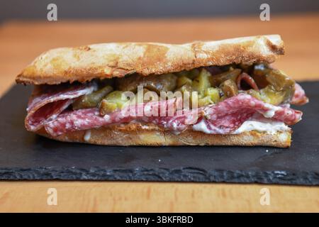 Ciabatta sandwich con salame e cetrioli sottaceto Foto Stock
