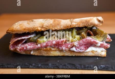 Ciabatta sandwich con salame e cetrioli sottaceto Foto Stock