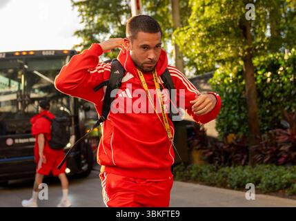 Miami Gardens, Vereinigte Staaten. 21 giugno 2025. Busankunft vom FC Bayern am Spielort nei Miami Gardens. Hier: Raphael Guerreiro (FC Bayern Muenchen, #22) Coppa del mondo per club FIFA: FC Bayern München - CA Boca Juniors 20.06.2025, Coppa del mondo per club FIFA: FC Bayern München - CA Boca Juniors im Hard Rock Stadium, Miami Gardens, Florida, USA/dpa/Alamy Live News Foto Stock