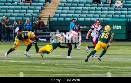 Edmonton, Canada. 19 giugno 2025. La difesa di Edmonton di Robbie Smith (40), Royce Metchie (9) e Chelen Garnes (25) tenta di abbattere Sean Thomas Erlington (21) di Montreal al Commonwealth Stadium. Punteggio finale; Edmonton Elks 28 - 38 Montreal Alouettes crediti: SOPA Images Limited/Alamy Live News Foto Stock