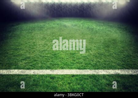 Il campo in erba dal design piatto si illumina di notte sotto i riflettori, con linee di confine bianche e nebbia Foto Stock