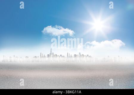 Il moderno skyline panoramico della città, dal design piatto, si innalza sopra l'acqua nebbiosa sotto il sole e le nuvole Foto Stock