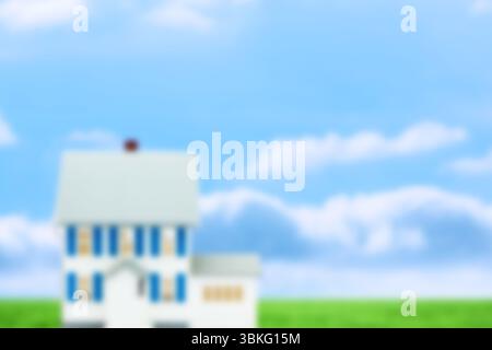 Casa bianca a due piani con design piatto che mostra tetti grigi e persiane blu prato verde sotto le nuvole Foto Stock