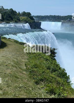 Vista diurna delle Cascate del Niagara che mostrano le Cascate americane e le Cascate Horseshoe, viste dal lato degli Stati Uniti in una brillante giornata estiva. Foto Stock